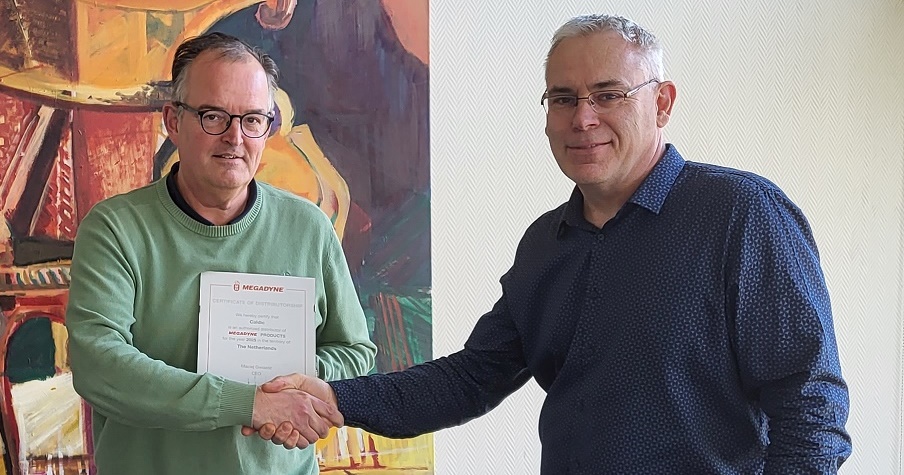 Overhandiging van Certified distribution certificaat door Megadyne aan Caldic Techniek
