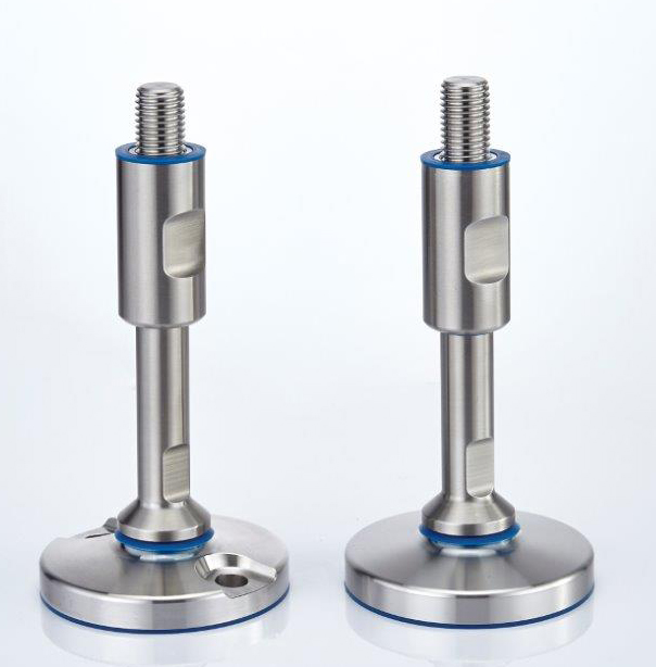 Twee RVS hygiënische stelvoeten met draadeinden, blauwe ringen en ronde voet staan rechtop op een reflecterend wit oppervlak.